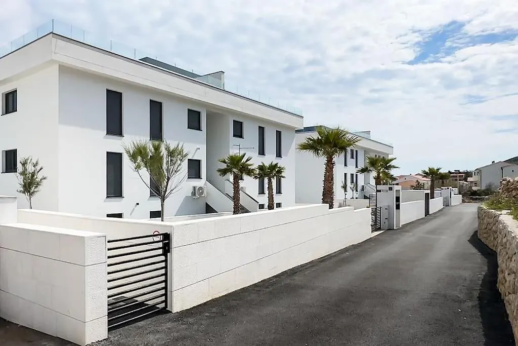 Luxury Beachfront Penthouse Apartment With Whirlpool And Spacious Rooftop Terrace, فينجيراك