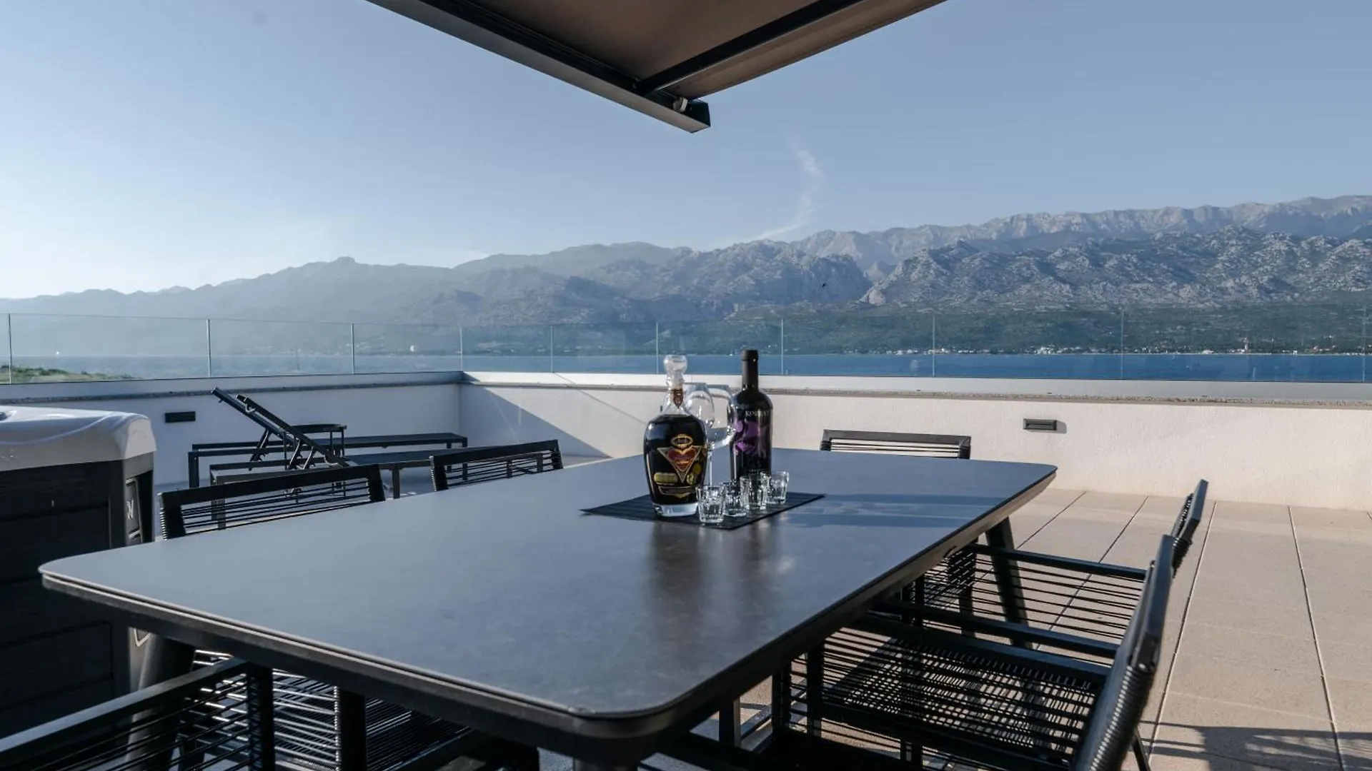 Luxury Beachfront Penthouse Apartment With Whirlpool And Spacious Rooftop Terrace, فينجيراك