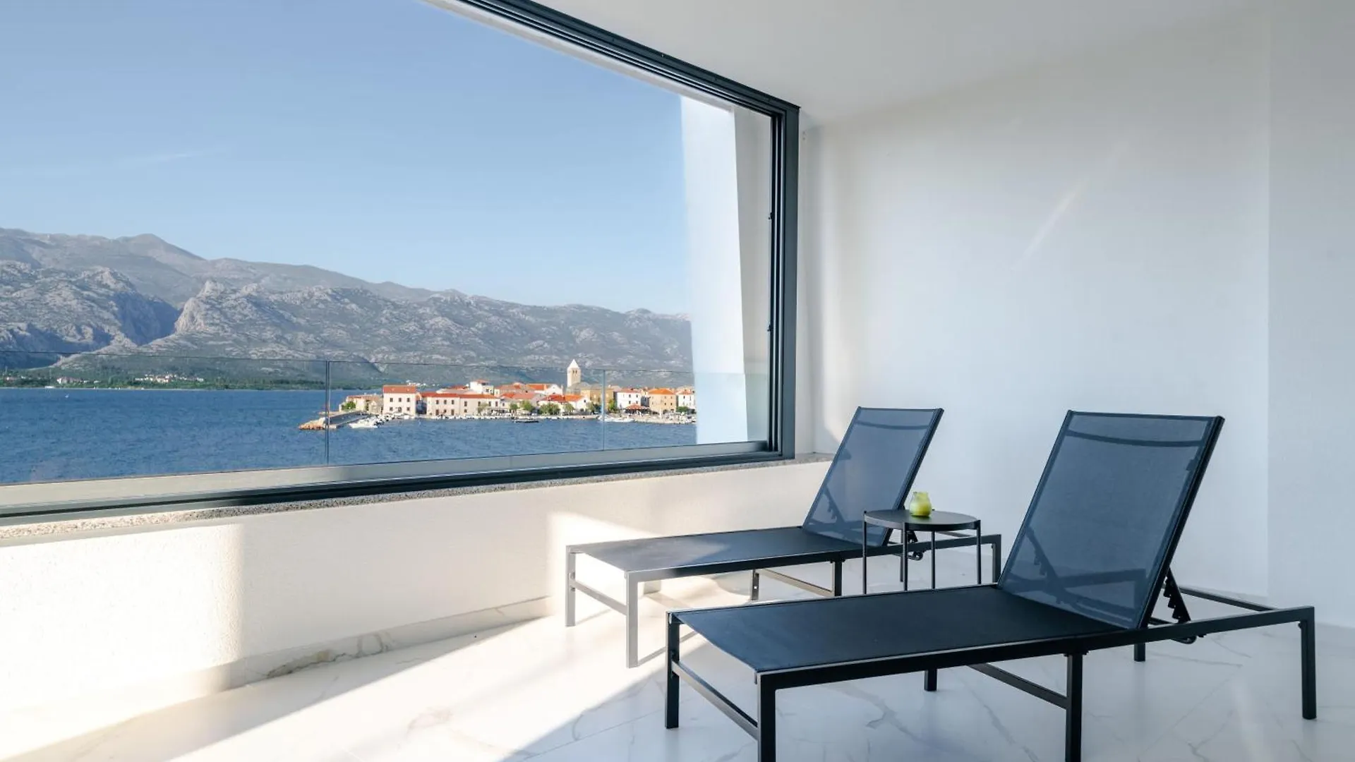 Luxury Beachfront Penthouse Apartment With Whirlpool And Spacious Rooftop Terrace, فينجيراك