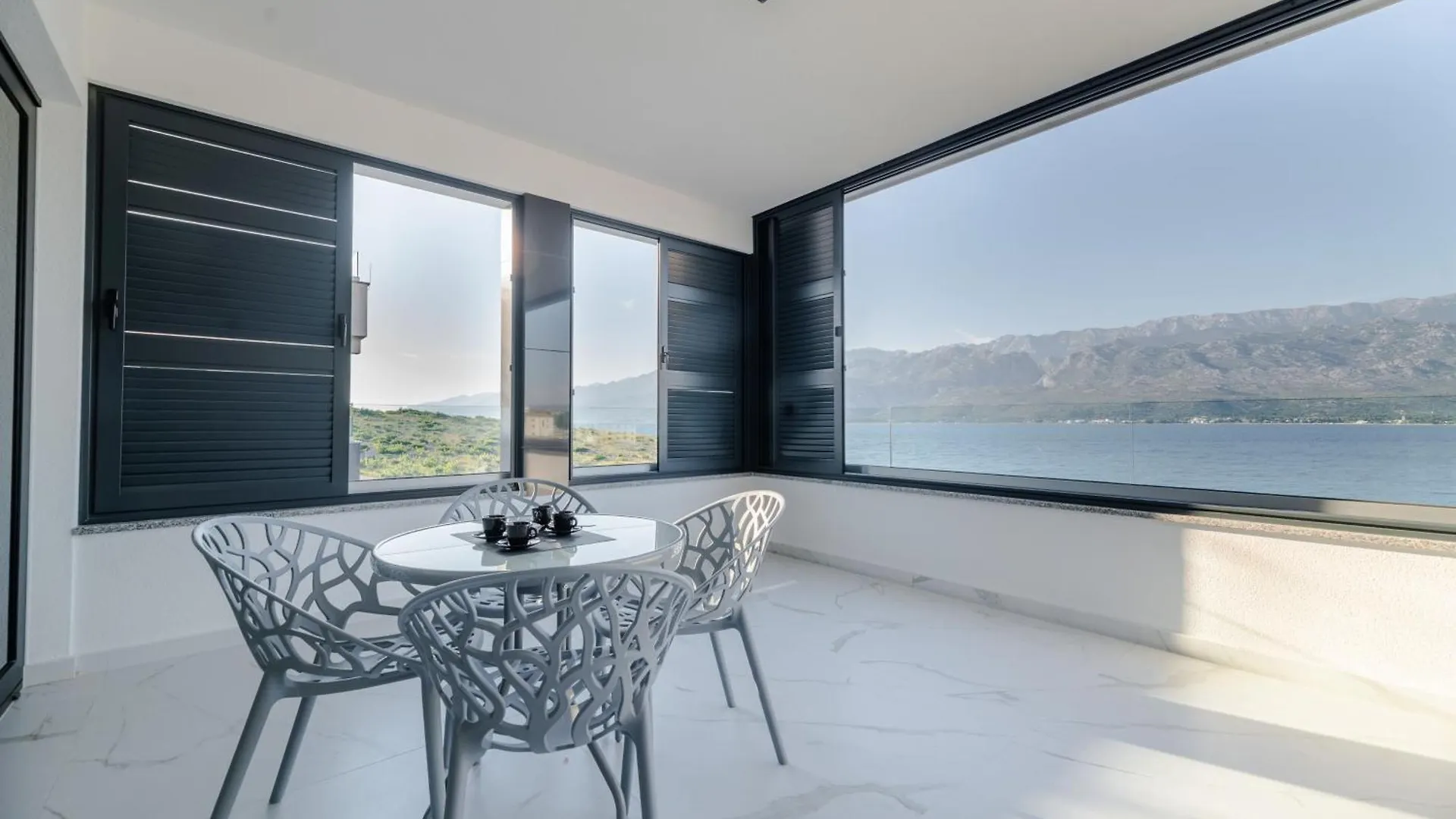 Luxury Beachfront Penthouse Apartment With Whirlpool And Spacious Rooftop Terrace, فينجيراك
