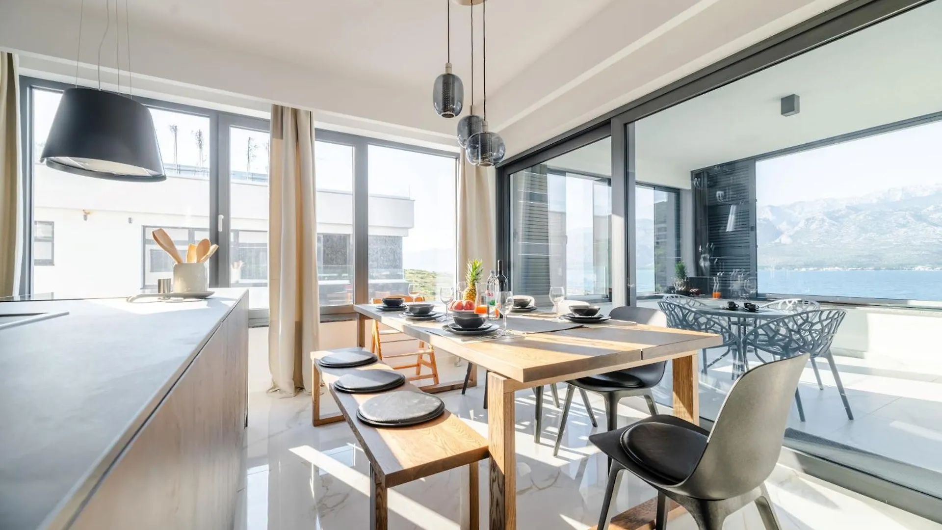 Luxury Beachfront Penthouse Apartment With Whirlpool And Spacious Rooftop Terrace, فينجيراك