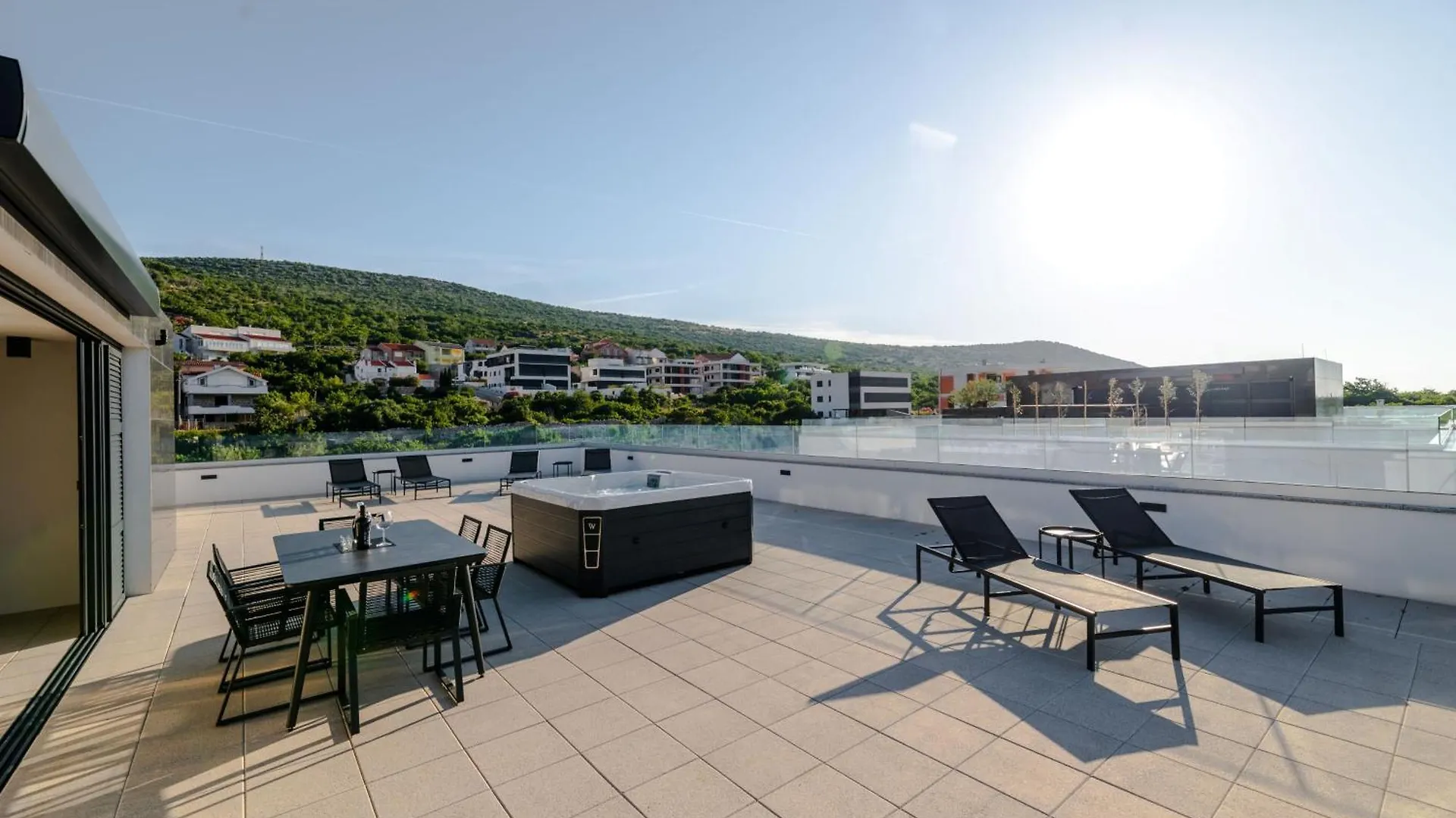Luxury Beachfront Penthouse Apartment With Whirlpool And Spacious Rooftop Terrace, فينجيراك