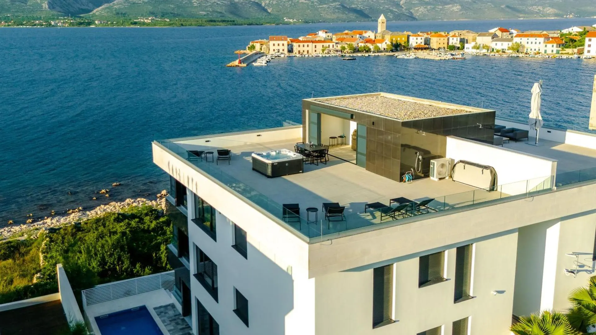 Luxury Beachfront Penthouse Apartment With Whirlpool And Spacious Rooftop Terrace, فينجيراك